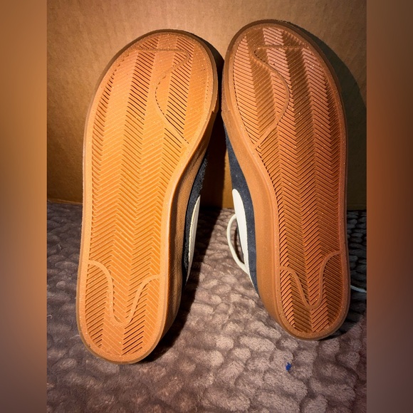 Nike women’s navy and White Sneakers size 9 - Picture 5 of 5